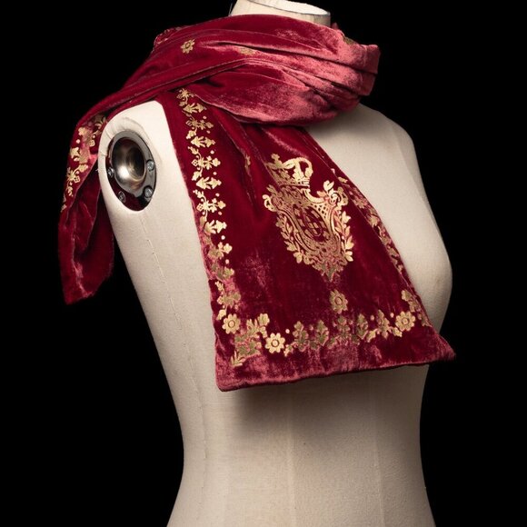 The Met "Royal Crest" Velvet Scarf Exclusively For The Met Gallery Museum - Picture 7 of 7